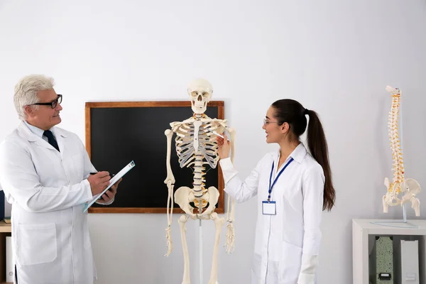 Tıp Öğrencisi Profesör Sınıfta Insan Iskeleti Anatomisi Okuyor — Stok fotoğraf