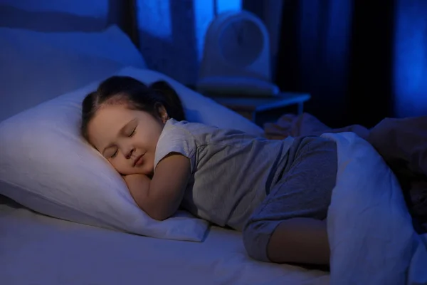 可爱的小女孩睡在家里 睡觉时间安排 — 图库照片