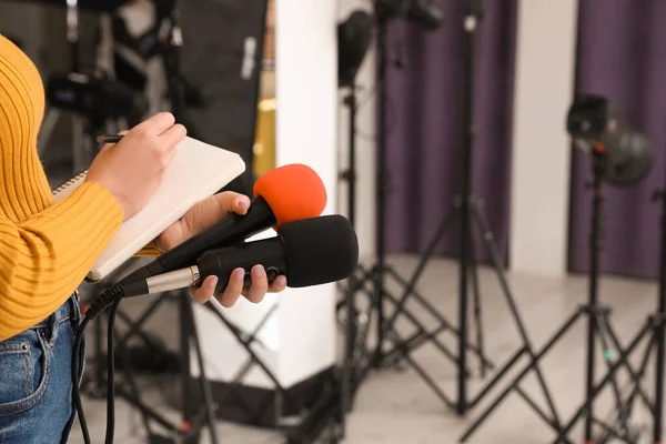 Giornalista Professionista Con Microfoni Prendere Appunti Casa Primo Piano — Foto Stock