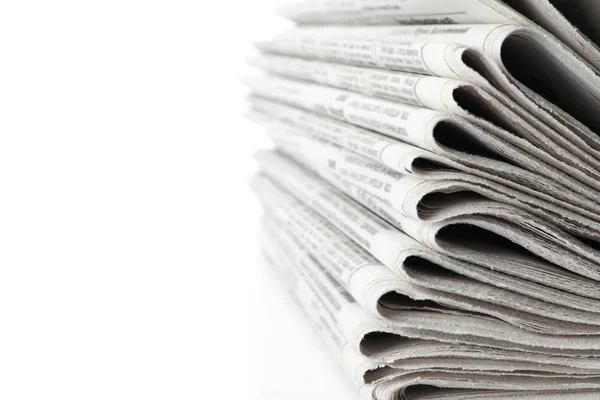 Pilha de jornais sobre fundo branco, close-up. Jornalista de w — Fotografia de Stock
