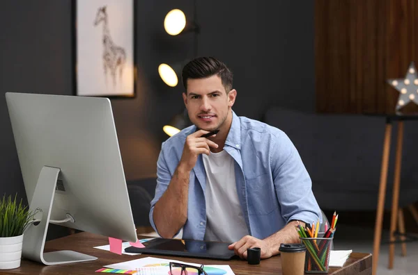 Manlig designer arbetar vid skrivbord på kontoret — Stockfoto