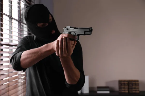 Άντρας Μάσκα Κρατάει Όπλο Εσωτερικούς Χώρους Συγκεντρώσου Στα Χέρια — Φωτογραφία Αρχείου