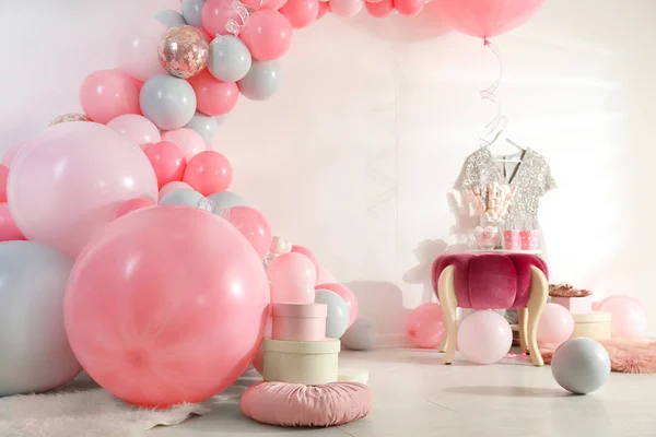 派对用彩色气球装饰的房间 — 图库照片