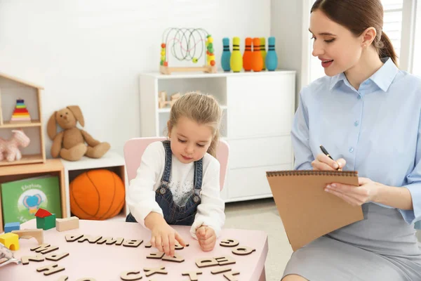 Orthophoniste travaillant avec une petite fille au bureau — Photo