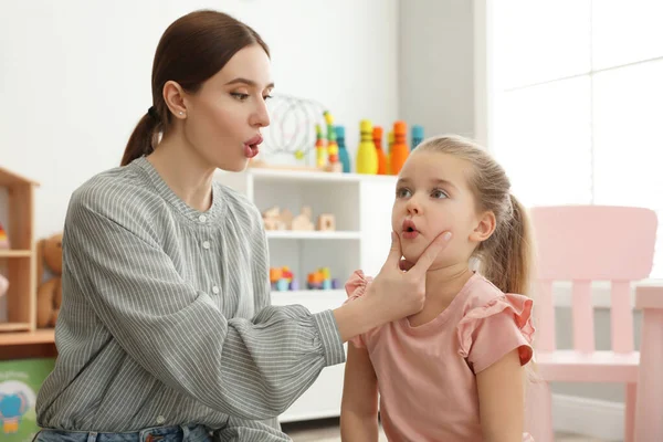 Terapeuta del habla trabajando con una niña en la oficina — Foto de Stock