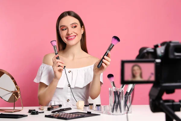 Beleza blogger gravação maquiagem tutorial sobre fundo rosa — Fotografia de Stock