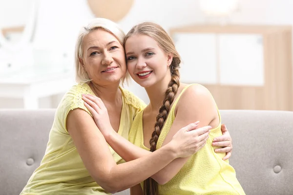 Mother and her adult daughter spending time together at home — Stock Photo, Image