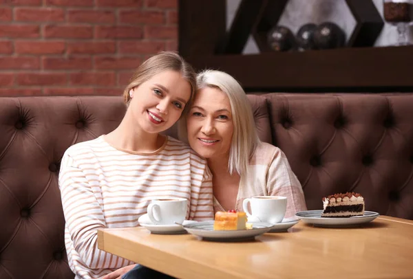 आई आणि तिची प्रौढ मुलगी कॅफेमध्ये एकत्र वेळ घालवतात — स्टॉक फोटो, इमेज