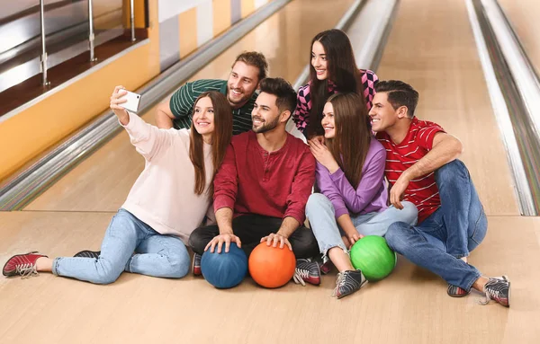 Grupo de amigos tomando selfie no clube de boliche — Fotografia de Stock