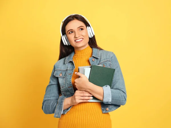 Νεαρή Γυναίκα Που Ακούει Audiobook Κίτρινο Φόντο — Φωτογραφία Αρχείου