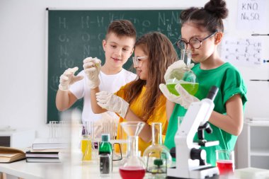 Kimya sınıfında deney yapan akıllı öğrenciler