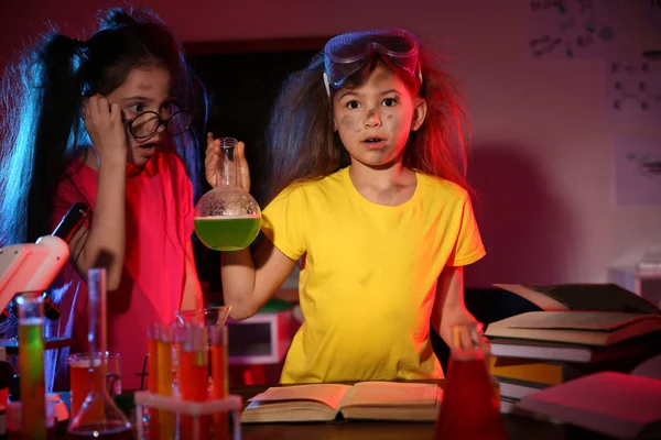 Barn som gör kemisk forskning i laboratorium. Farliga experter — Stockfoto