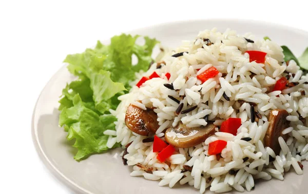 Delicioso pilaf de arroz con setas sobre fondo blanco, primer plano — Foto de Stock