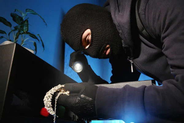Ladrão Tirando Jóias Cofre Aço Dentro Casa Noite — Fotografia de Stock