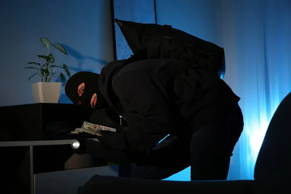 Κλέφτης που παίρνει χρήματα από ατσάλινο χρηματοκιβώτιο σε εσωτερικούς χώρους τη νύχτα — Φωτογραφία Αρχείου