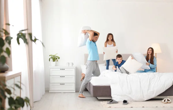 Famiglia felice avendo lotta cuscino in camera da letto — Foto Stock