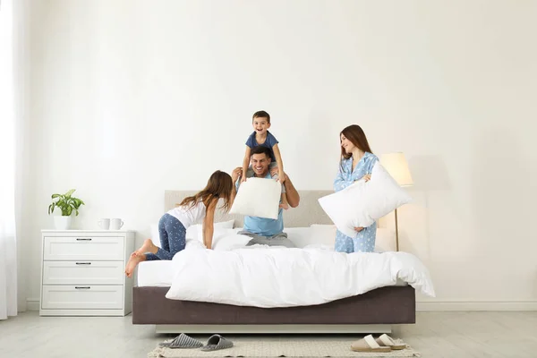 Famiglia felice avendo lotta cuscino in camera da letto — Foto Stock