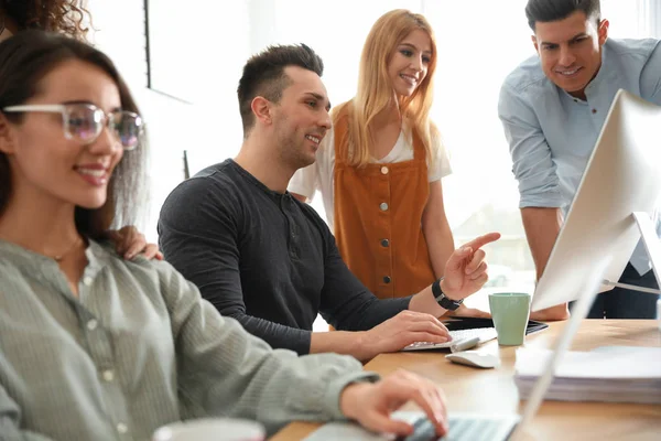 Equipo de diseñadores profesionales que trabajan en la oficina — Foto de Stock