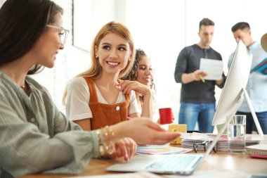 Ofiste çalışan profesyonel tasarımcı takımı.