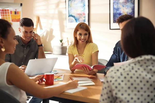 Equipo de diseñadores profesionales que trabajan en la oficina — Foto de Stock