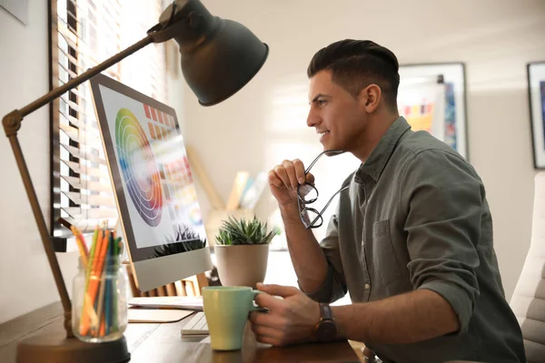 Diseñador profesional que trabaja con computadora en la oficina — Foto de Stock