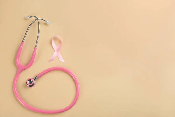 Rosa band och stetoskop på beige bakgrund, platt låg med s — Stockfoto