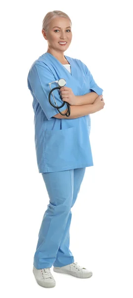 Ganzes Porträt eines reifen Arztes mit Stethoskop auf Weiß — Stockfoto