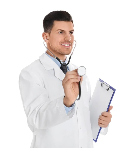 Portrét lékaře se schránkou a stetoskopem na bílém hřbetě — Stock fotografie