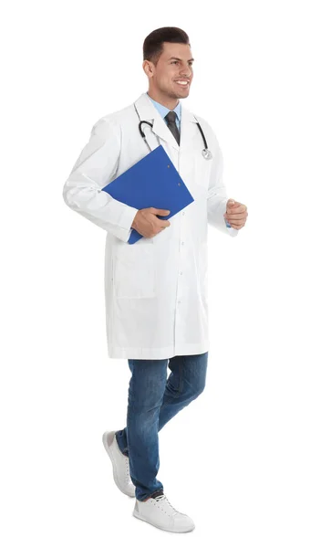 Beyaz arkaplanda yürüyen pano sahibi bir doktor — Stok fotoğraf