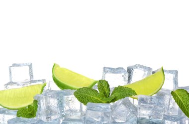 Beyaz zemin üzerinde buz, nane ve limon dilimleri