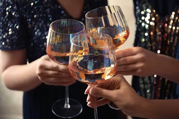 Mujeres tintineo vasos con vino blanco, primer plano — Foto de Stock