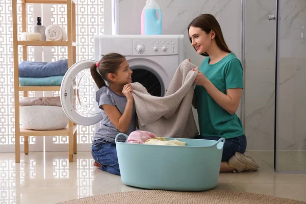 Matka i córeczka z czystym praniem w łazience — Zdjęcie stockowe