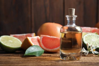 Tahta masanın üzerinde turunç yağı var. Metin için boşluk