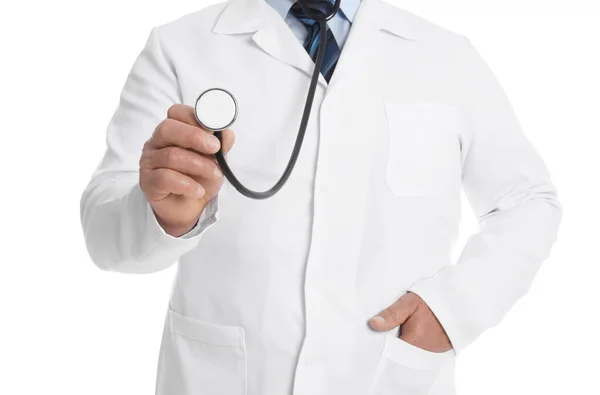 Médico sénior com estetoscópio sobre fundo branco, close-up — Fotografia de Stock