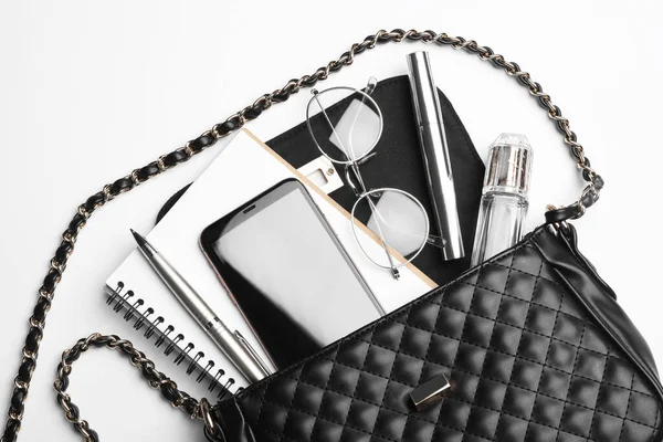Stílusos női táska okostelefonnal és tartozékokkal fehér bac — Stock Fotó