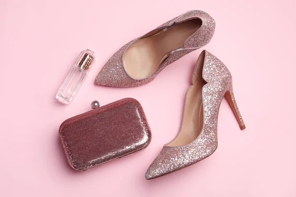 粉红背景的时髦女人的包，鞋子和香水，平整 — 图库照片