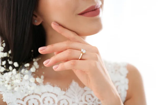 Молодая невеста с красивым обручальным кольцом, крупным планом — стоковое фото