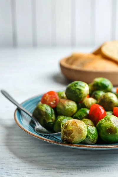 Germogli Bruxelles Arrosto Con Pomodorini Tavolo Legno Bianco — Foto Stock