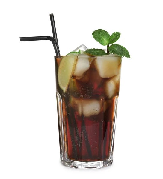 Verse alcoholische Cuba Libre cocktail geïsoleerd op wit — Stockfoto