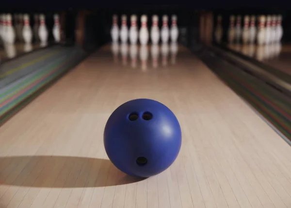 Kék Golyó Bowling Pályán Klubban — Stock Fotó