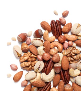 Beyaz arka planda farklı lezzetli fındıklar, düz yatış. Boşluk