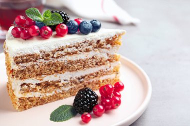 Gri masadaki meyveli kek, yakın plan.