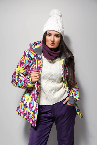 Nő visel elegáns téli sport ruhák világosszürke backgro — Stock Fotó