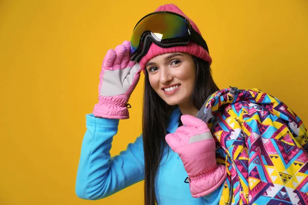 Nő visel stílusos téli sport ruhák sárga háttér — Stock Fotó