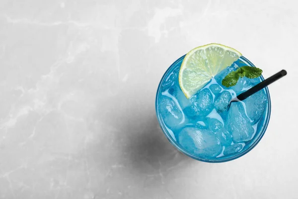 Leckerer Blue Lagoon Cocktail Auf Hellgrauem Tisch Draufsicht Raum Für — Stockfoto