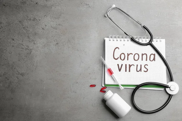 Плоский Склад Ліків Блокнота Словами Corona Virus Світло Сірому Кам — стокове фото