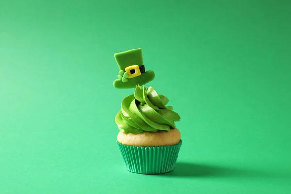 Délicieux Cupcake Décoré Sur Fond Vert Célébration Saint Patrick — Photo
