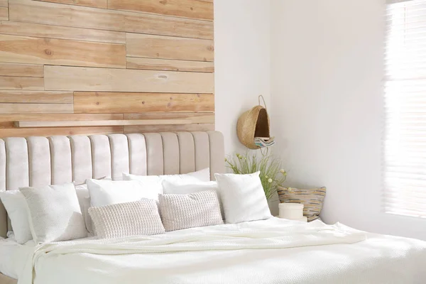 Comfortabel bed met kussens in modern interieur — Stockfoto