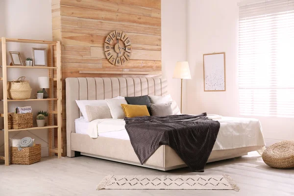 Ruangan interior bergaya dengan tempat tidur besar yang nyaman — Stok Foto