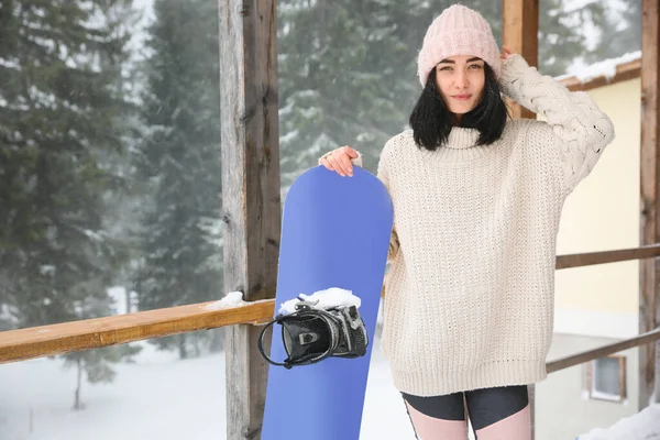 Νεαρή Γυναίκα Snowboard Φορώντας Χειμερινά Αθλητικά Ρούχα Εξωτερικούς Χώρους — Φωτογραφία Αρχείου